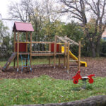 Ambulatorium Amstetten: Barrierefreier Outdoorspielplatz zum 30er