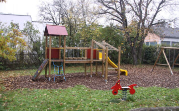 Ambulatorium Amstetten: Barrierefreier Outdoorspielplatz zum 30er