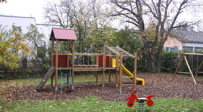 Ambulatorium Amstetten: Barrierefreier Outdoorspielplatz zum 30er