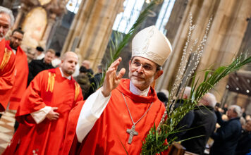 Das Herz auf Hoffnung stellen gegen den rauen Wind der Zeit