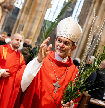 Das Herz auf Hoffnung stellen gegen den rauen Wind der Zeit