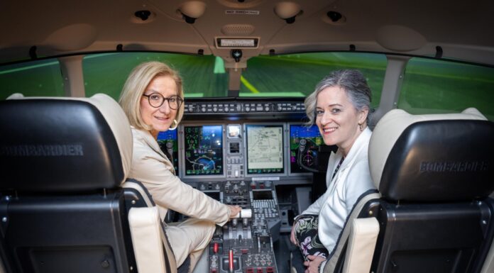 Flugsimulator als Symbol der Partnerschaft