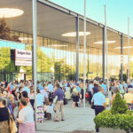 Wels. Der 3-tägige Sommerkongress 2026 steht unter dem Motto Ewiges Glück und findet an zwei Wochenenden von Freitag bis Sonntag in Wels statt. An beiden Terminen (Freitag, 10. Juli bis Sonntag, 12. Juli und Freitag, 17. Juli bis Sonntag, 19. Juli) erwarten Jehovas Zeugen täglich über 3000 Besucher*innen. Der Eintritt ist frei und es finden keine Geldsammlungen statt. Das Programm in der Messehalle 21 umfasst 32 Vorträge und Ansprachen, zwei Live-Interviews und 56 Kurzfilme. Ehe das Programm um 9:30 Uhr beziehungsweise um 13:45 Uhr beginnt, können sich die An-wesenden auf ein besonderes 10-minütiges Musikarrangement freuen. Mit Spannung werden zudem die weiteren drei Folgen des Spielfilms Die gute Botschaft von Jesus erwartet. Folge Nr. 5, die am Samstag um 9:50 Uhr ausgestrahlt wird, hat z.B. die Bergpredigt zum Thema, in der Jesus den Weg zu ewigem Glück verrät. Diese drei Tage sind Inspiration für alle, die wahres Lebensglück suchen und offen für die Tipps der Bibel sind. Die Eröffnungsansprache Ist ewiges Glück möglich? liefert Gründe, warum man davon überzeugt sein kann, dass Gott und sein Sohn Jesus möchten, dass wir Menschen glücklich sind. Die 9-teilige Vortragsreihe Glücklich sind … thematisiert einige Aussagen der Bergpredigt Jesu und schlägt die Brücke in unsere moderne Zeit. Dieses Symposium zitiert bekannte Redewendungen wie „Glücklich sind die, die ein mildes Wesen haben“, „Glücklich sind die Barmherzigen“ oder „Glücklich sind die, die den Frieden fördern“, und macht deutlich, wie zeitlos die Aussagen Jesu sind und wovon echtes Glück abhängt. Der Hauptvortrag am Sonntag um 11:10 Uhr mit dem Thema Ein kostbarer Schatz, den jeder finden kann, macht Mut, die Suche nach Glück nicht vorschnell abzubrechen. Der Schlussvortrag am Sonntag um 14:55 Uhr Glücklich sind eure Augen, weil sie sehen, stärkt den Glauben, dass Gott durch seinen Sohn Jesus bald im großen Stil für weltweite Veränderungen sorgt, die ewiges Glück in jeder Hinsicht möglich macht. Weitere Informationen zu den diesjährigen Sommerkongressen erhalten sie auf der offiziellen Website von Jehovas Zeugen jw.org>über uns>Kongresse. Dort können Sie das berührende Einladungsvideo, den Trailer zum Bibeldrama Die gute Botschaft von Jesus: Folge 4, 5 und 6 und ein kurzes Informationsvideo Das erwartet Sie bei einem Kongress ansehen. Auch das 8-seitige Programm steht zum Download bereit. Die dazugehörigen Links finden Sie nach den unten angegebenen Kongressterminen. Gerne ist Ihnen Herr Franz Michael Zagler – siehe Sprecher – dabei behilflich.