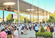 Wels. Der 3-tägige Sommerkongress 2026 steht unter dem Motto Ewiges Glück und findet an zwei Wochenenden von Freitag bis Sonntag in Wels statt. An beiden Terminen (Freitag, 10. Juli bis Sonntag, 12. Juli und Freitag, 17. Juli bis Sonntag, 19. Juli) erwarten Jehovas Zeugen täglich über 3000 Besucher*innen. Der Eintritt ist frei und es finden keine Geldsammlungen statt. Das Programm in der Messehalle 21 umfasst 32 Vorträge und Ansprachen, zwei Live-Interviews und 56 Kurzfilme. Ehe das Programm um 9:30 Uhr beziehungsweise um 13:45 Uhr beginnt, können sich die An-wesenden auf ein besonderes 10-minütiges Musikarrangement freuen. Mit Spannung werden zudem die weiteren drei Folgen des Spielfilms Die gute Botschaft von Jesus erwartet. Folge Nr. 5, die am Samstag um 9:50 Uhr ausgestrahlt wird, hat z.B. die Bergpredigt zum Thema, in der Jesus den Weg zu ewigem Glück verrät. Diese drei Tage sind Inspiration für alle, die wahres Lebensglück suchen und offen für die Tipps der Bibel sind. Die Eröffnungsansprache Ist ewiges Glück möglich? liefert Gründe, warum man davon überzeugt sein kann, dass Gott und sein Sohn Jesus möchten, dass wir Menschen glücklich sind. Die 9-teilige Vortragsreihe Glücklich sind … thematisiert einige Aussagen der Bergpredigt Jesu und schlägt die Brücke in unsere moderne Zeit. Dieses Symposium zitiert bekannte Redewendungen wie „Glücklich sind die, die ein mildes Wesen haben“, „Glücklich sind die Barmherzigen“ oder „Glücklich sind die, die den Frieden fördern“, und macht deutlich, wie zeitlos die Aussagen Jesu sind und wovon echtes Glück abhängt. Der Hauptvortrag am Sonntag um 11:10 Uhr mit dem Thema Ein kostbarer Schatz, den jeder finden kann, macht Mut, die Suche nach Glück nicht vorschnell abzubrechen. Der Schlussvortrag am Sonntag um 14:55 Uhr Glücklich sind eure Augen, weil sie sehen, stärkt den Glauben, dass Gott durch seinen Sohn Jesus bald im großen Stil für weltweite Veränderungen sorgt, die ewiges Glück in jeder Hinsicht möglich macht. Weitere Informationen zu den diesjährigen Sommerkongressen erhalten sie auf der offiziellen Website von Jehovas Zeugen jw.org>über uns>Kongresse. Dort können Sie das berührende Einladungsvideo, den Trailer zum Bibeldrama Die gute Botschaft von Jesus: Folge 4, 5 und 6 und ein kurzes Informationsvideo Das erwartet Sie bei einem Kongress ansehen. Auch das 8-seitige Programm steht zum Download bereit. Die dazugehörigen Links finden Sie nach den unten angegebenen Kongressterminen. Gerne ist Ihnen Herr Franz Michael Zagler – siehe Sprecher – dabei behilflich.