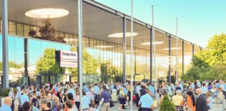 Wels. Der 3-tägige Sommerkongress 2026 steht unter dem Motto Ewiges Glück und findet an zwei Wochenenden von Freitag bis Sonntag in Wels statt. An beiden Terminen (Freitag, 10. Juli bis Sonntag, 12. Juli und Freitag, 17. Juli bis Sonntag, 19. Juli) erwarten Jehovas Zeugen täglich über 3000 Besucher*innen. Der Eintritt ist frei und es finden keine Geldsammlungen statt. Das Programm in der Messehalle 21 umfasst 32 Vorträge und Ansprachen, zwei Live-Interviews und 56 Kurzfilme. Ehe das Programm um 9:30 Uhr beziehungsweise um 13:45 Uhr beginnt, können sich die An-wesenden auf ein besonderes 10-minütiges Musikarrangement freuen. Mit Spannung werden zudem die weiteren drei Folgen des Spielfilms Die gute Botschaft von Jesus erwartet. Folge Nr. 5, die am Samstag um 9:50 Uhr ausgestrahlt wird, hat z.B. die Bergpredigt zum Thema, in der Jesus den Weg zu ewigem Glück verrät. Diese drei Tage sind Inspiration für alle, die wahres Lebensglück suchen und offen für die Tipps der Bibel sind. Die Eröffnungsansprache Ist ewiges Glück möglich? liefert Gründe, warum man davon überzeugt sein kann, dass Gott und sein Sohn Jesus möchten, dass wir Menschen glücklich sind. Die 9-teilige Vortragsreihe Glücklich sind … thematisiert einige Aussagen der Bergpredigt Jesu und schlägt die Brücke in unsere moderne Zeit. Dieses Symposium zitiert bekannte Redewendungen wie „Glücklich sind die, die ein mildes Wesen haben“, „Glücklich sind die Barmherzigen“ oder „Glücklich sind die, die den Frieden fördern“, und macht deutlich, wie zeitlos die Aussagen Jesu sind und wovon echtes Glück abhängt. Der Hauptvortrag am Sonntag um 11:10 Uhr mit dem Thema Ein kostbarer Schatz, den jeder finden kann, macht Mut, die Suche nach Glück nicht vorschnell abzubrechen. Der Schlussvortrag am Sonntag um 14:55 Uhr Glücklich sind eure Augen, weil sie sehen, stärkt den Glauben, dass Gott durch seinen Sohn Jesus bald im großen Stil für weltweite Veränderungen sorgt, die ewiges Glück in jeder Hinsicht möglich macht. Weitere Informationen zu den diesjährigen Sommerkongressen erhalten sie auf der offiziellen Website von Jehovas Zeugen jw.org>über uns>Kongresse. Dort können Sie das berührende Einladungsvideo, den Trailer zum Bibeldrama Die gute Botschaft von Jesus: Folge 4, 5 und 6 und ein kurzes Informationsvideo Das erwartet Sie bei einem Kongress ansehen. Auch das 8-seitige Programm steht zum Download bereit. Die dazugehörigen Links finden Sie nach den unten angegebenen Kongressterminen. Gerne ist Ihnen Herr Franz Michael Zagler – siehe Sprecher – dabei behilflich.