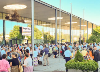 Wels. Der 3-tägige Sommerkongress 2026 steht unter dem Motto Ewiges Glück und findet an zwei Wochenenden von Freitag bis Sonntag in Wels statt. An beiden Terminen (Freitag, 10. Juli bis Sonntag, 12. Juli und Freitag, 17. Juli bis Sonntag, 19. Juli) erwarten Jehovas Zeugen täglich über 3000 Besucher*innen. Der Eintritt ist frei und es finden keine Geldsammlungen statt. Das Programm in der Messehalle 21 umfasst 32 Vorträge und Ansprachen, zwei Live-Interviews und 56 Kurzfilme. Ehe das Programm um 9:30 Uhr beziehungsweise um 13:45 Uhr beginnt, können sich die An-wesenden auf ein besonderes 10-minütiges Musikarrangement freuen. Mit Spannung werden zudem die weiteren drei Folgen des Spielfilms Die gute Botschaft von Jesus erwartet. Folge Nr. 5, die am Samstag um 9:50 Uhr ausgestrahlt wird, hat z.B. die Bergpredigt zum Thema, in der Jesus den Weg zu ewigem Glück verrät. Diese drei Tage sind Inspiration für alle, die wahres Lebensglück suchen und offen für die Tipps der Bibel sind. Die Eröffnungsansprache Ist ewiges Glück möglich? liefert Gründe, warum man davon überzeugt sein kann, dass Gott und sein Sohn Jesus möchten, dass wir Menschen glücklich sind. Die 9-teilige Vortragsreihe Glücklich sind … thematisiert einige Aussagen der Bergpredigt Jesu und schlägt die Brücke in unsere moderne Zeit. Dieses Symposium zitiert bekannte Redewendungen wie „Glücklich sind die, die ein mildes Wesen haben“, „Glücklich sind die Barmherzigen“ oder „Glücklich sind die, die den Frieden fördern“, und macht deutlich, wie zeitlos die Aussagen Jesu sind und wovon echtes Glück abhängt. Der Hauptvortrag am Sonntag um 11:10 Uhr mit dem Thema Ein kostbarer Schatz, den jeder finden kann, macht Mut, die Suche nach Glück nicht vorschnell abzubrechen. Der Schlussvortrag am Sonntag um 14:55 Uhr Glücklich sind eure Augen, weil sie sehen, stärkt den Glauben, dass Gott durch seinen Sohn Jesus bald im großen Stil für weltweite Veränderungen sorgt, die ewiges Glück in jeder Hinsicht möglich macht. Weitere Informationen zu den diesjährigen Sommerkongressen erhalten sie auf der offiziellen Website von Jehovas Zeugen jw.org>über uns>Kongresse. Dort können Sie das berührende Einladungsvideo, den Trailer zum Bibeldrama Die gute Botschaft von Jesus: Folge 4, 5 und 6 und ein kurzes Informationsvideo Das erwartet Sie bei einem Kongress ansehen. Auch das 8-seitige Programm steht zum Download bereit. Die dazugehörigen Links finden Sie nach den unten angegebenen Kongressterminen. Gerne ist Ihnen Herr Franz Michael Zagler – siehe Sprecher – dabei behilflich.