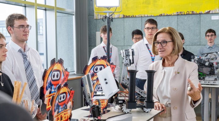 NÖ-Schüler räumen bei Robotik-WM ab