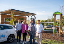 300 Weltumrundungen in nur einem Jahr: E-Ladepark auf der Oiden feiert einjähriges Bestehen