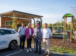 300 Weltumrundungen in nur einem Jahr: E-Ladepark auf der Oiden feiert einjähriges Bestehen