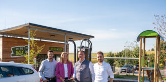 300 Weltumrundungen in nur einem Jahr: E-Ladepark auf der Oiden feiert einjähriges Bestehen