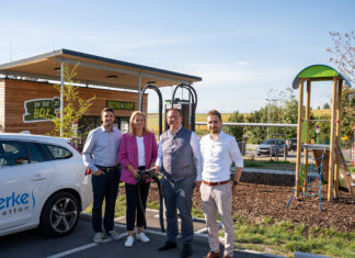 300 Weltumrundungen in nur einem Jahr: E-Ladepark auf der Oiden feiert einjähriges Bestehen