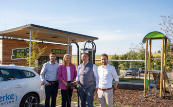 300 Weltumrundungen in nur einem Jahr: E-Ladepark auf der Oiden feiert einjähriges Bestehen