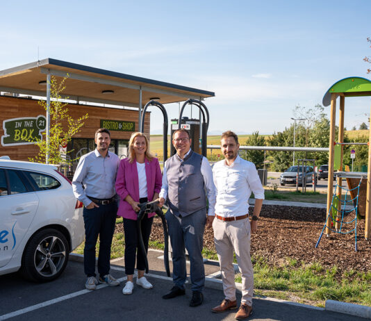300 Weltumrundungen in nur einem Jahr: E-Ladepark auf der Oiden feiert einjähriges Bestehen