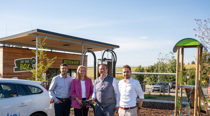 300 Weltumrundungen in nur einem Jahr: E-Ladepark auf der Oiden feiert einjähriges Bestehen