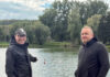 Zwei Schwimmer gehen auf Tauchstation