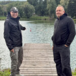 Zwei Schwimmer gehen auf Tauchstation