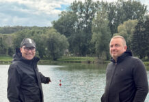 Zwei Schwimmer gehen auf Tauchstation