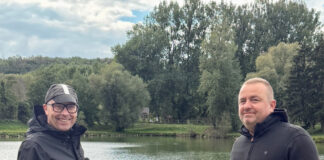 Zwei Schwimmer gehen auf Tauchstation