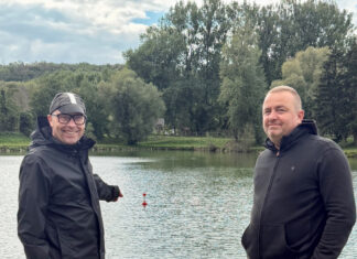 Zwei Schwimmer gehen auf Tauchstation