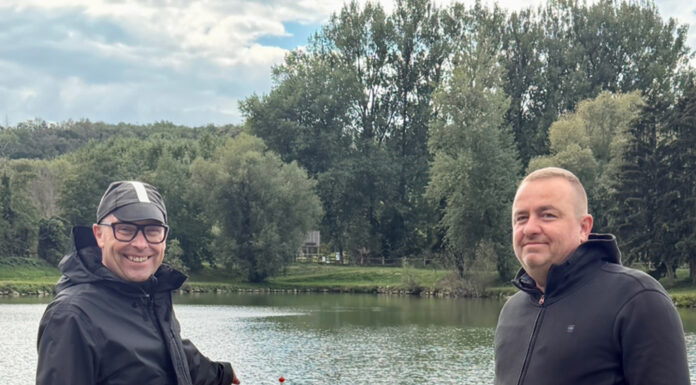 Zwei Schwimmer gehen auf Tauchstation