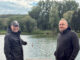 Zwei Schwimmer gehen auf Tauchstation